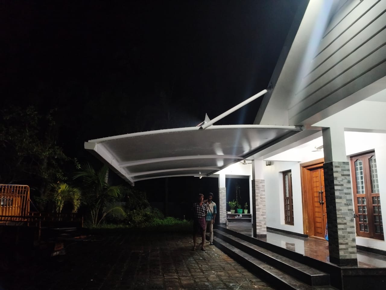 Roofing shade