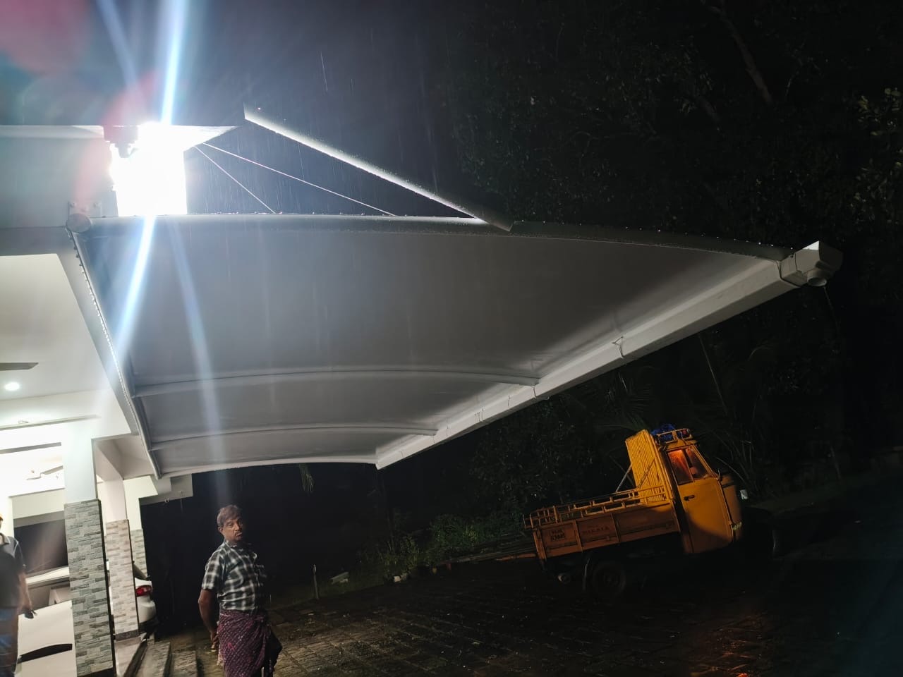Roofing shade
